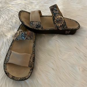 Algeria stretch toe sandals. Like new gently worn. Size 40.